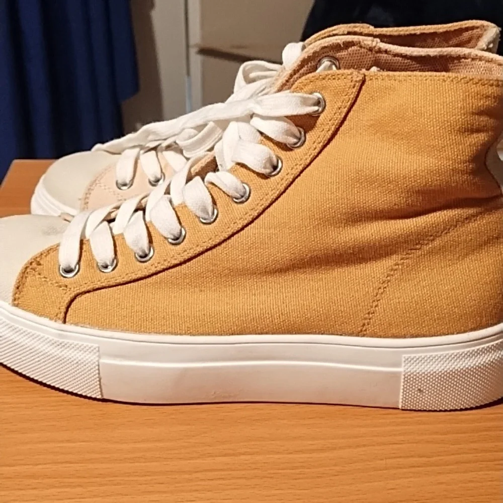 Coconuts by Matisse Tan and White Sneakers Classic High-Top Like New Unisex 6.5. - Picture 4 of 6